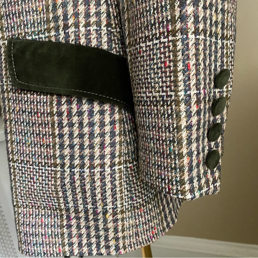 Stunning Wool and Silk Givenchy Houndstooth Blazer with Green Suede Accents - Picture 3 of 7